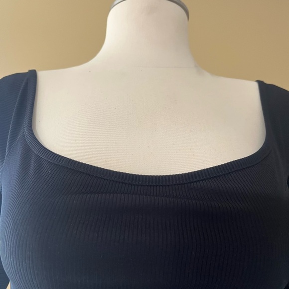 PrettyLittleThing Black Fitted Crop Bodysuit - Picture 2 of 12